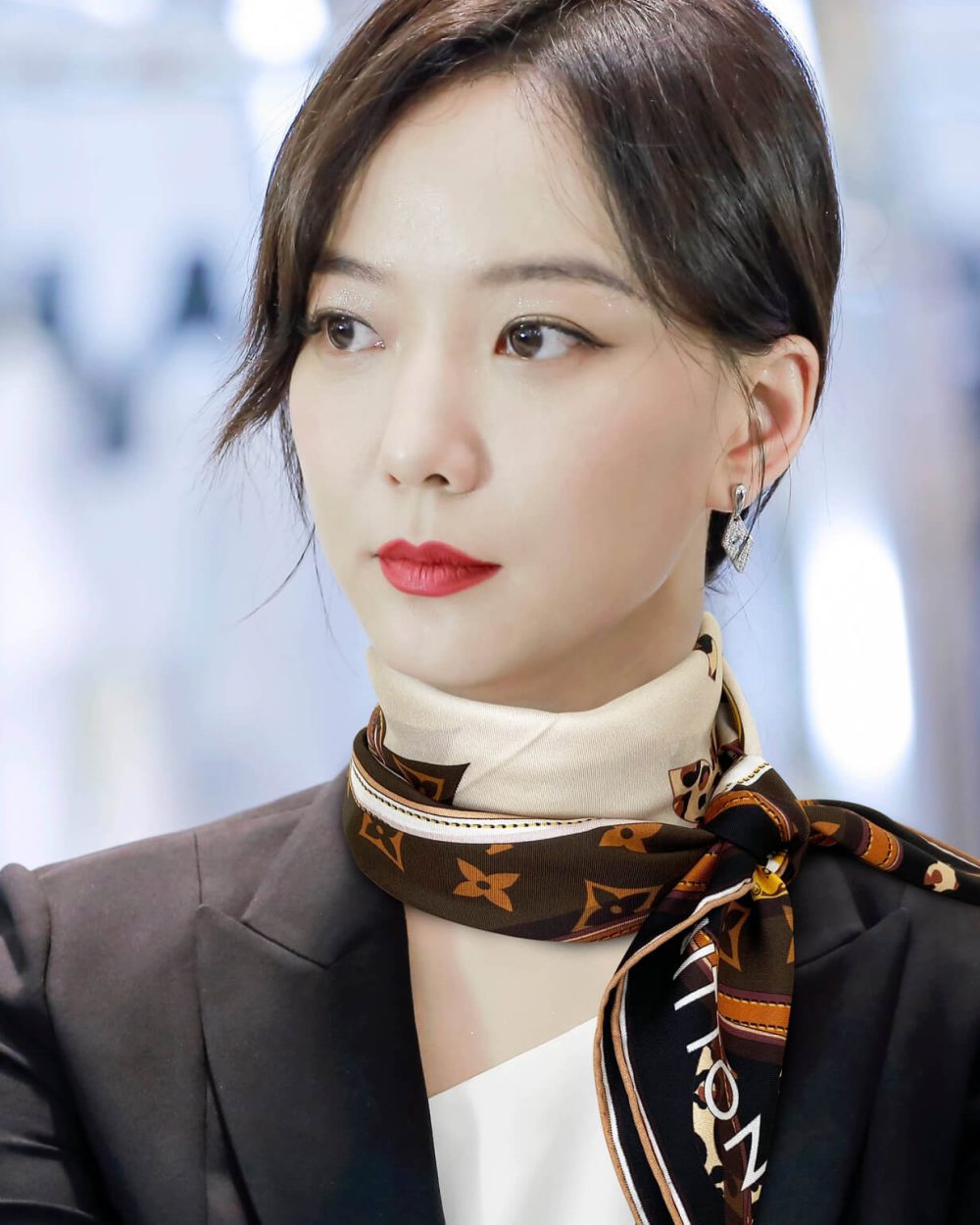 570736 Louis Vuitton Square 90 Silk Scarves