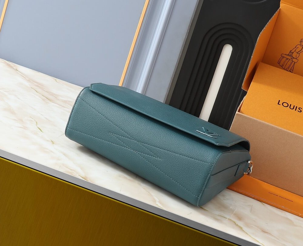 1:1 Replica Louis Vuitton LV Takeoff Messenger LV Aerogram Luxury Bag For Women M23709 - 28 cm