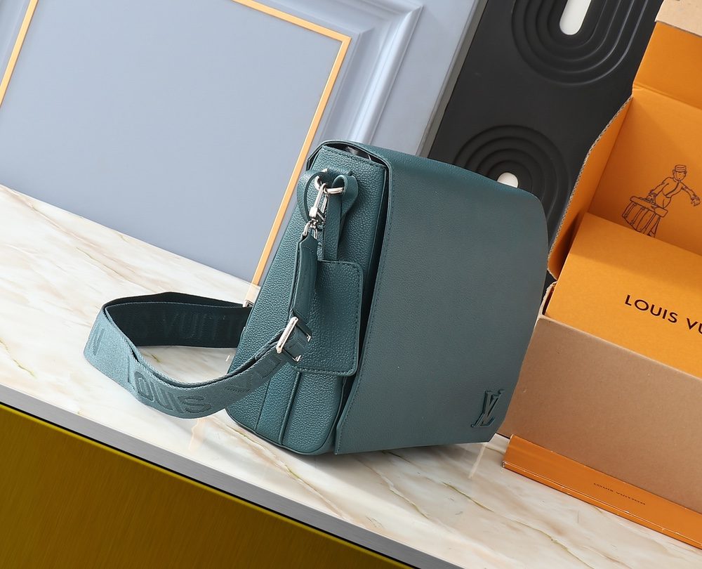 1:1 Replica Louis Vuitton LV Takeoff Messenger LV Aerogram Luxury Bag For Women M23709 - 28 cm