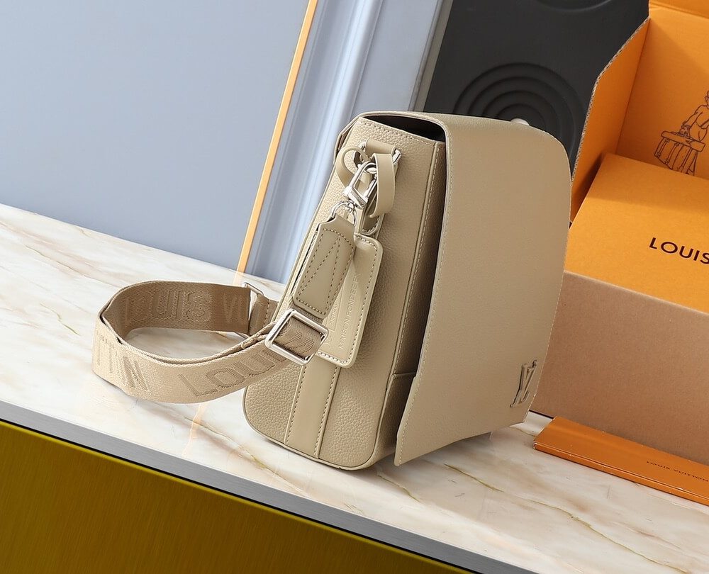 1:1 Replica Louis Vuitton LV Takeoff Messenger LV Aerogram Luxury Bag For Women M22505 - 28 cm