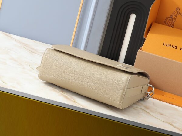 1:1 Replica Louis Vuitton LV Takeoff Messenger LV Aerogram Luxury Bag For Women M22505 - 28 cm