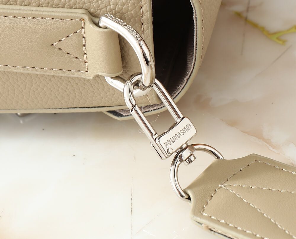 1:1 Replica Louis Vuitton LV Takeoff Messenger LV Aerogram Luxury Bag For Women M22505 - 28 cm