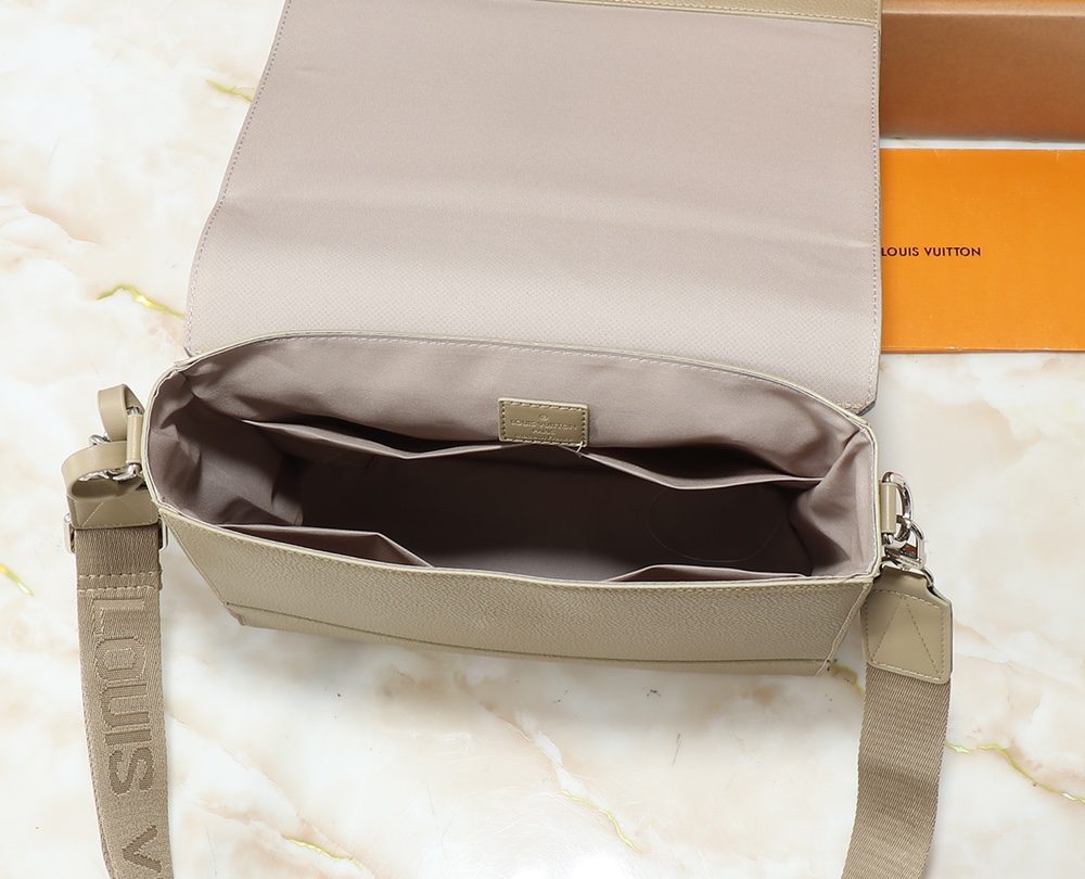 1:1 Replica Louis Vuitton LV Takeoff Messenger LV Aerogram Luxury Bag For Women M22505 - 28 cm