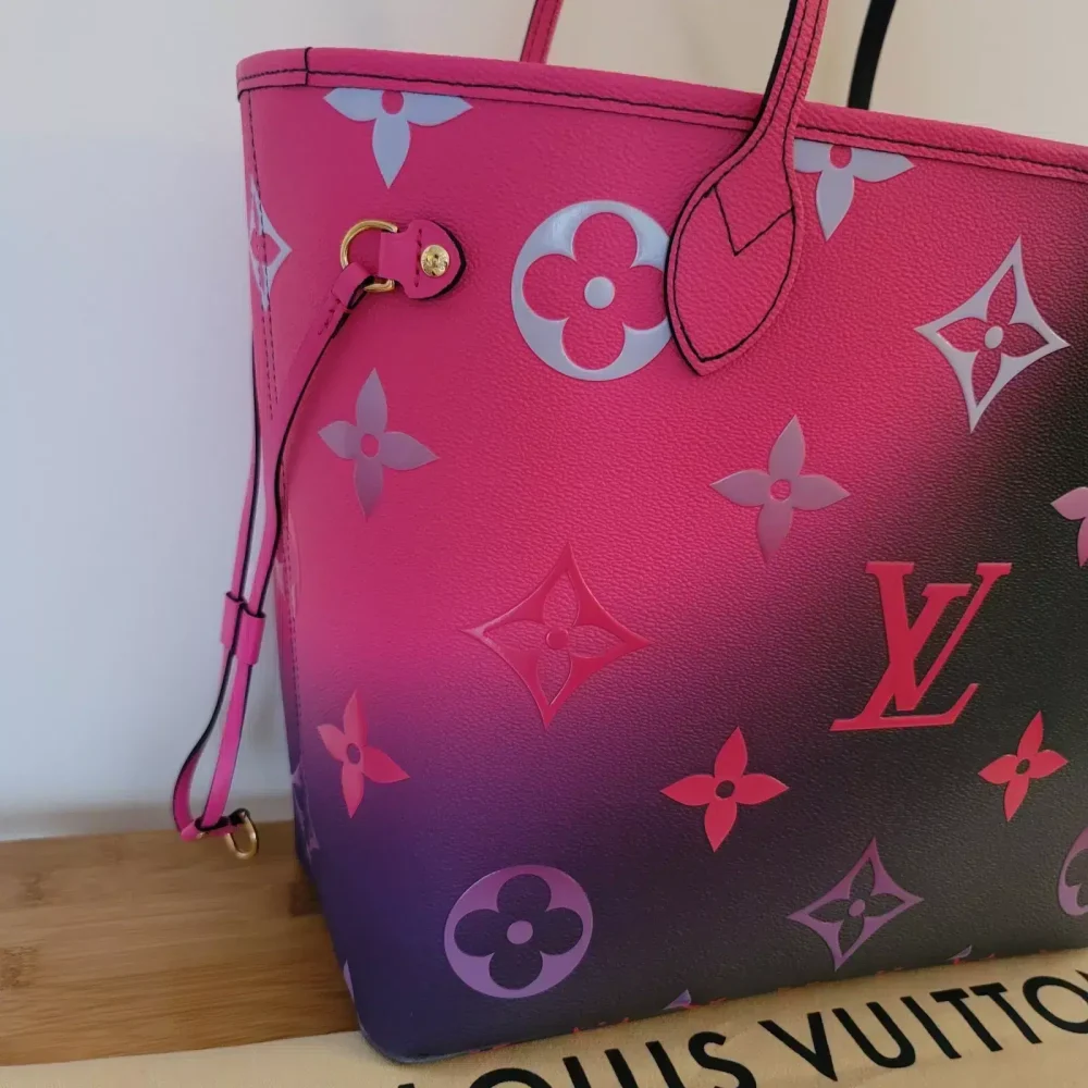 1:1 Replica Louis Vuitton LV Midnight Fuschia Neverfull MM Monogram Luxury Bag For Women - 31cm/ 12.3in - Image 4