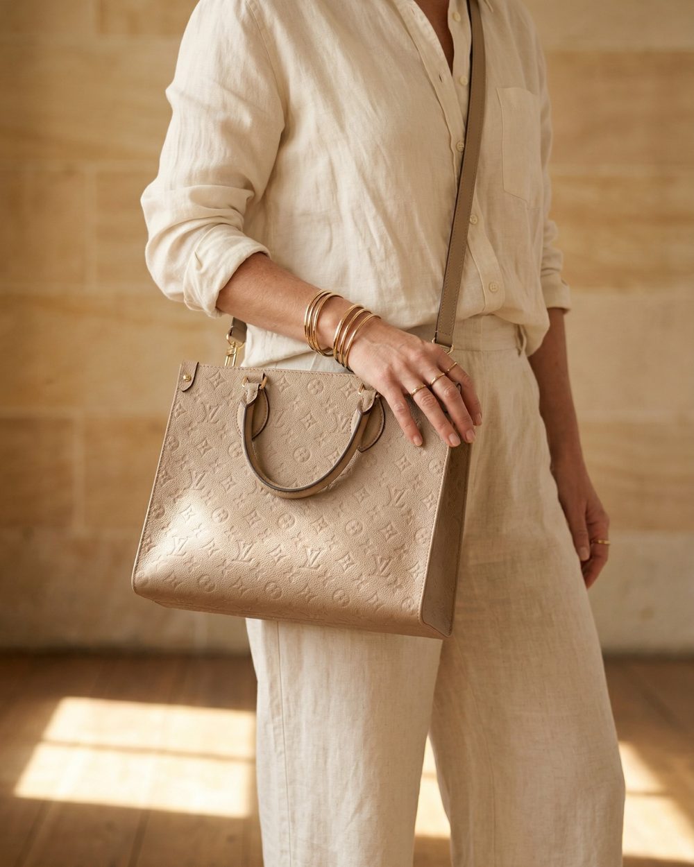 LC387 - Onthego MM Handbag