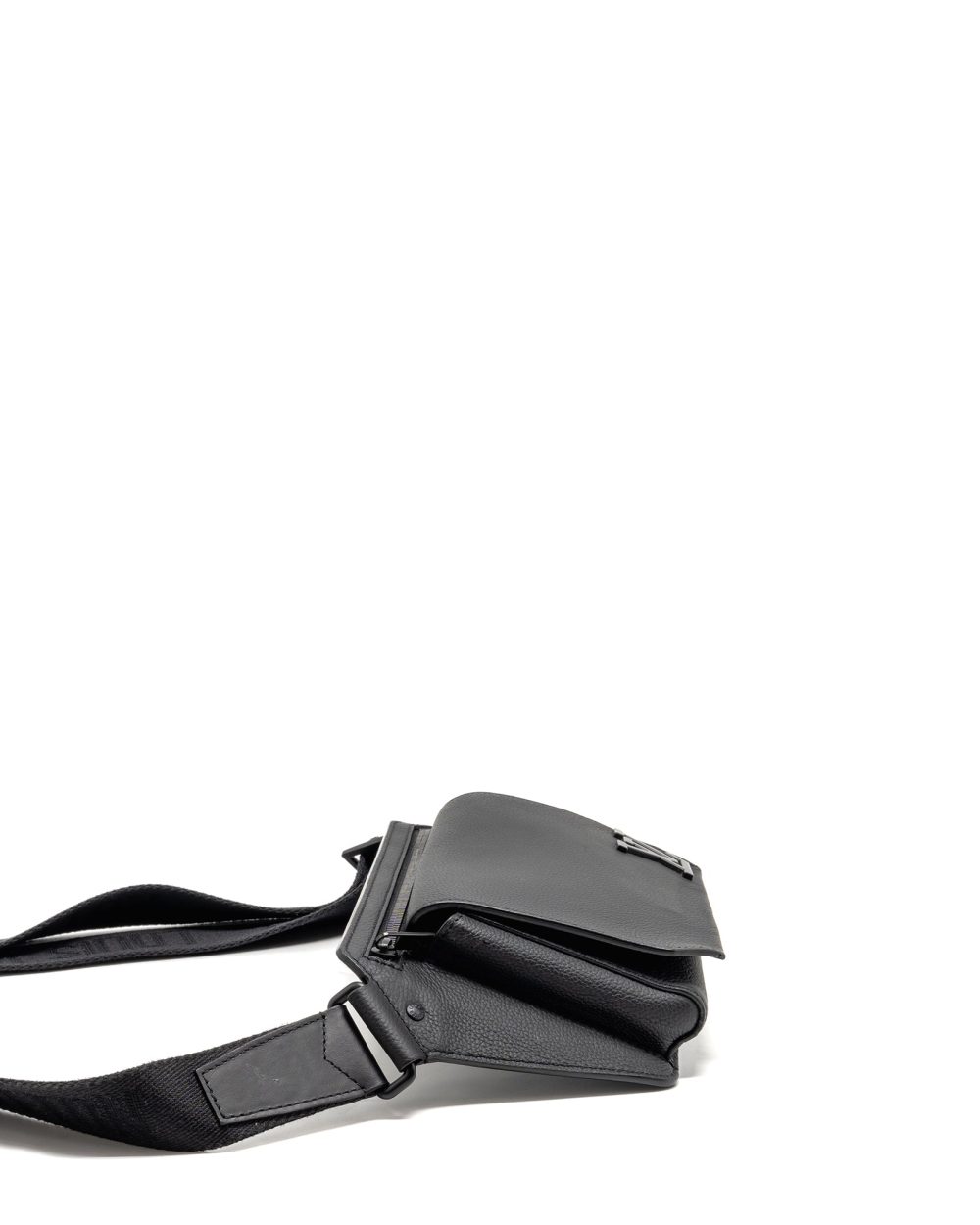 AAA Replica Louis Vuitton LV AEROGRAM TAKEOFF SLING BLACK GRAINED CALFSKIN BLACK HARDWARE