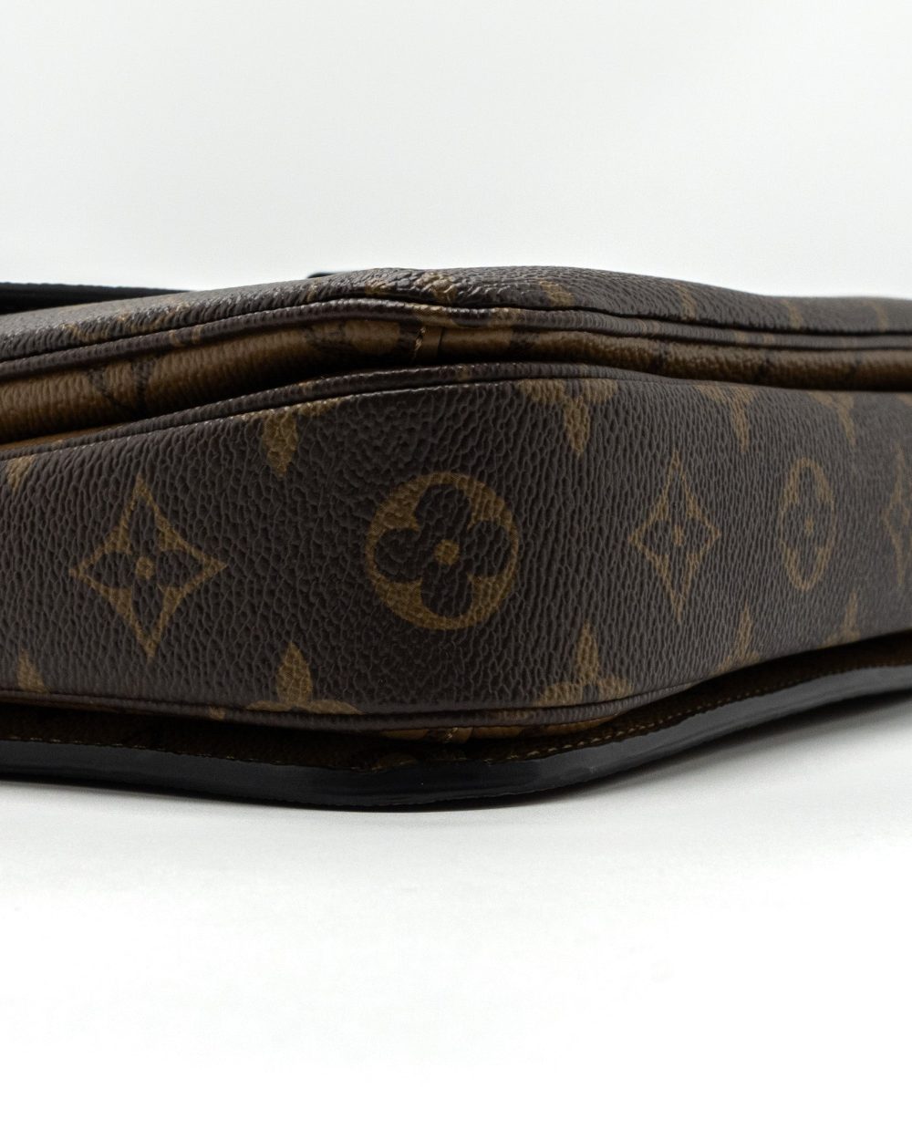 AAA Replica Louis Vuitton LV POCHETTE MÉTIS MONOGRAM REVERSE CANVAS GHW
