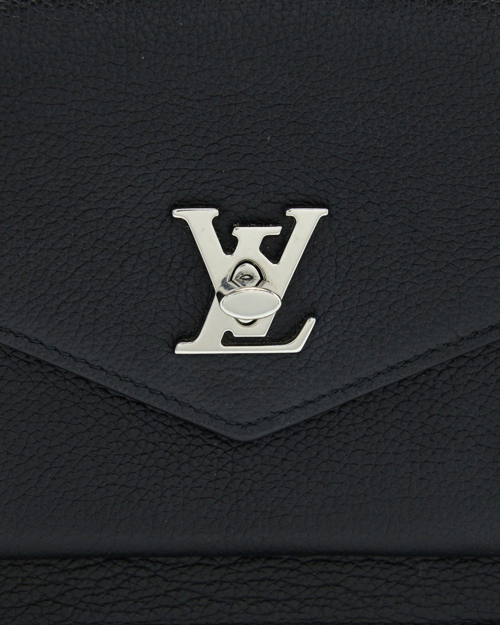 AAA Replica Louis Vuitton LV THE MY LOCKME CHAIN CROSSBODY BAG BLACK