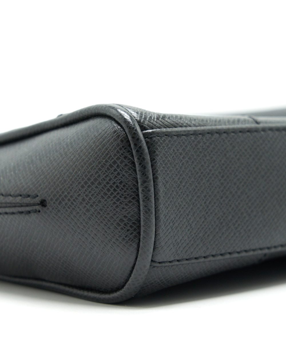 AAA Replica Louis Vuitton LV MEN'S MESSENGER BAG IN BLACK