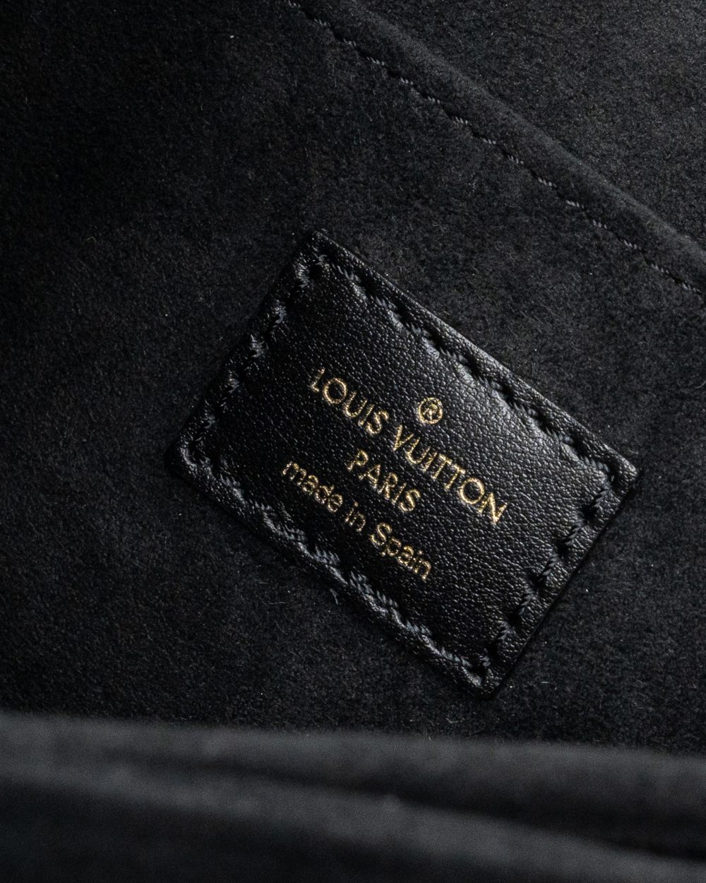 AAA Replica Louis Vuitton LV DAUPHINE MM EPI BLACK GHW (NEW VERSION)