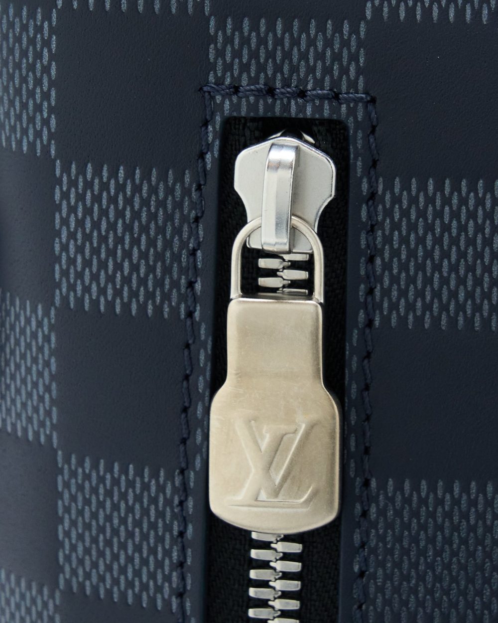 AAA Replica Louis Vuitton LV DISCOVERY MESSENGER BB DAMIER INFINI SHW