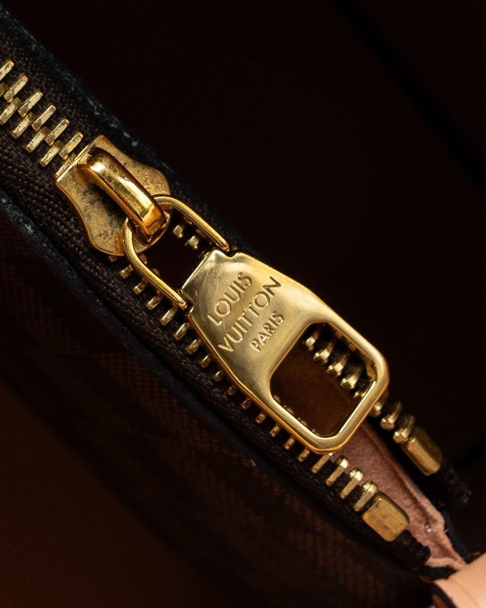 AAA Replica Louis Vuitton LV NEONOE MM DAMIER EBENE CANVAS LIGHT PINK GHW