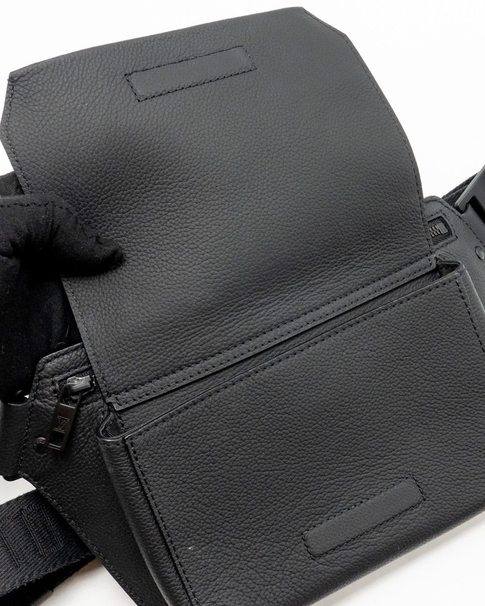 AAA Replica Louis Vuitton LV AEROGRAM TAKEOFF SLING BLACK GRAINED CALFSKIN BLACK HARDWARE