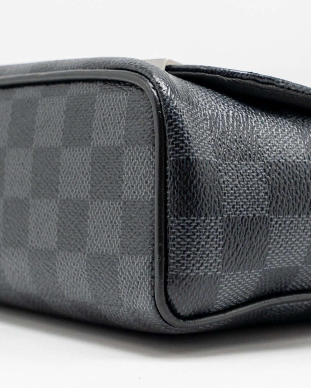 AAA Replica Louis Vuitton LV WORLD MAP DISTRICT MESSENGER BAG DAMIER GRAPHITE CANVAS SHW