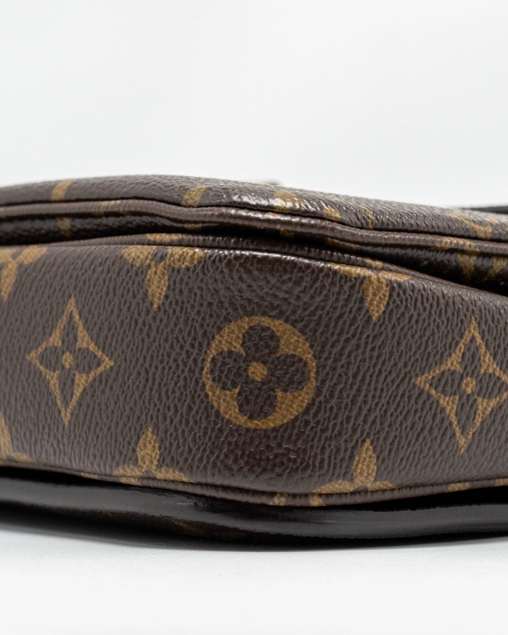 AAA Replica Louis Vuitton LV POCHETTE METIS MONOGRAM CANVAS GHW