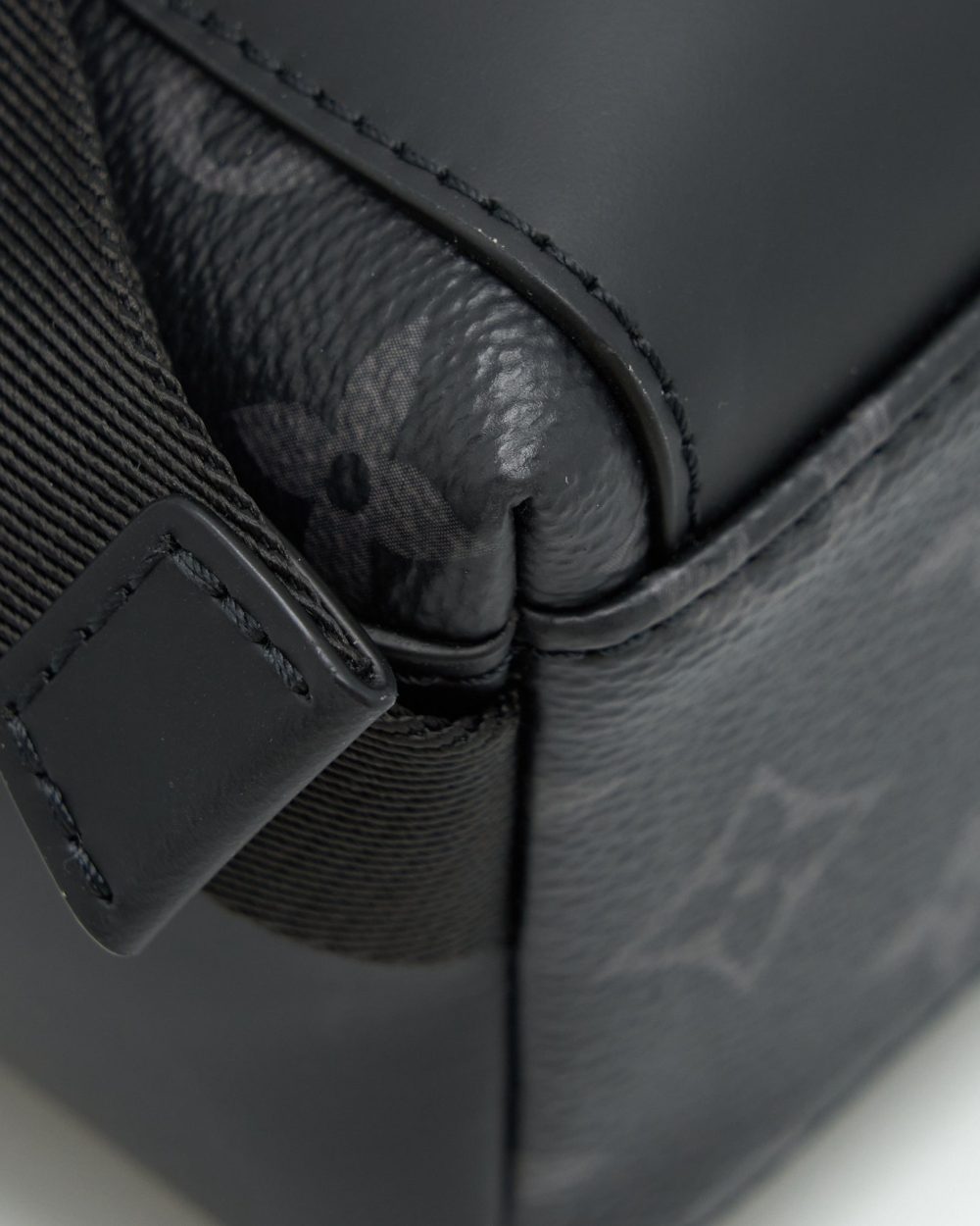 AAA Replica Louis Vuitton LV ECLIPSE VOYAGER MESSENGER BAG MONOGRAM CANVAS BLACK YEAR 2020