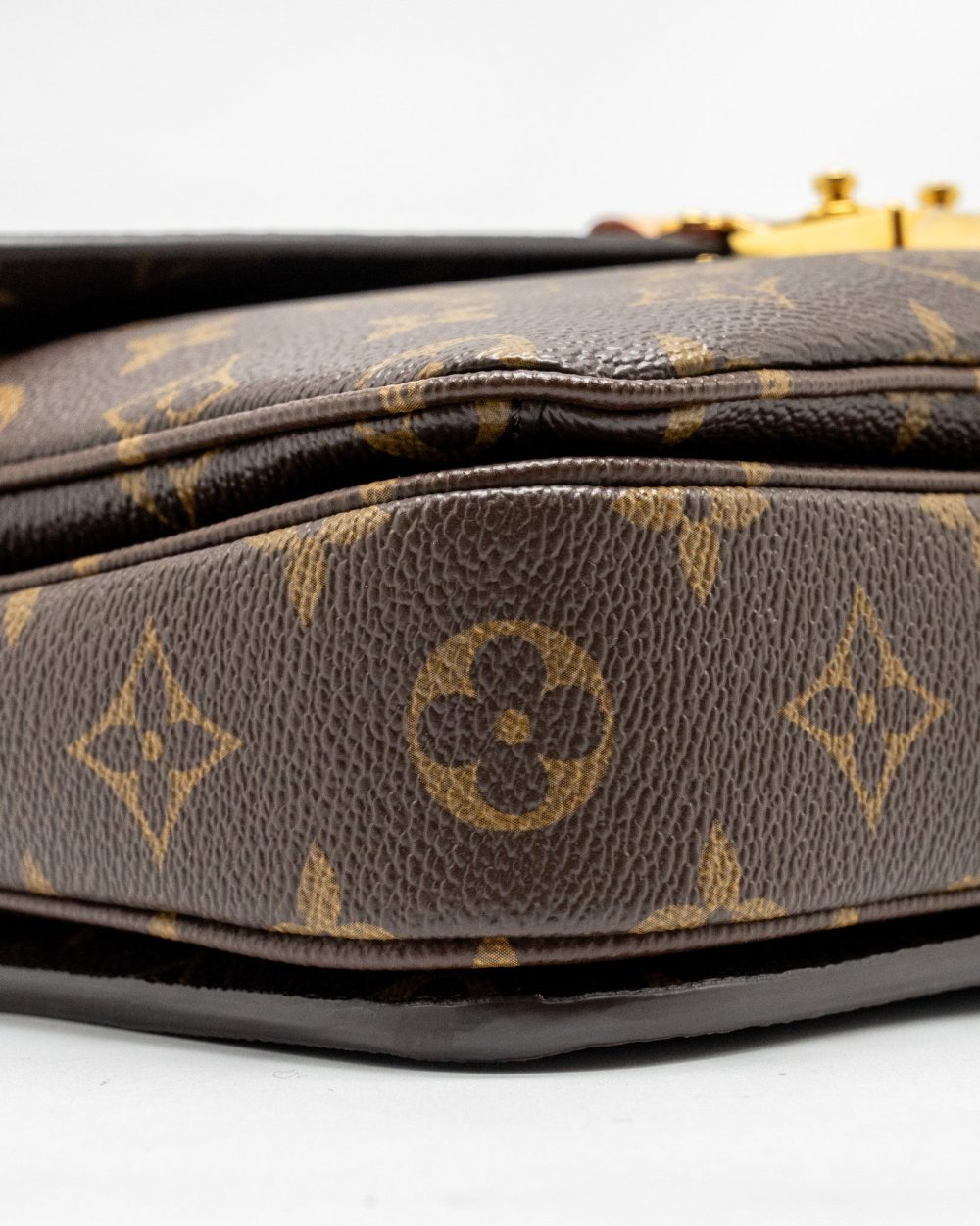 AAA Replica Louis Vuitton LV POCHETTE METIS MONOGRAM CANVAS GHW