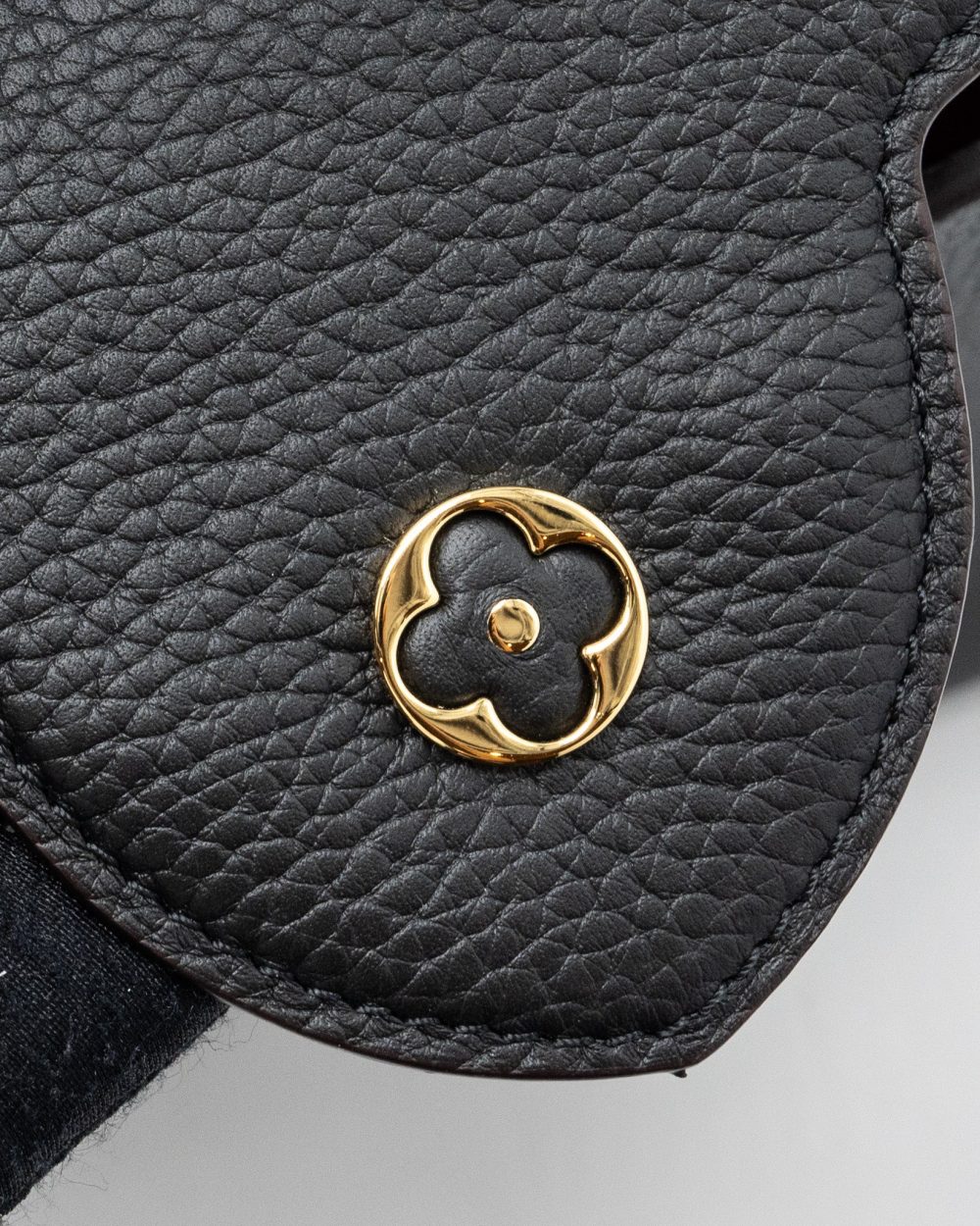 AAA Replica Louis Vuitton LV CAPUCINES BB TAURILLON BLACK GHW(NEW VERSION)