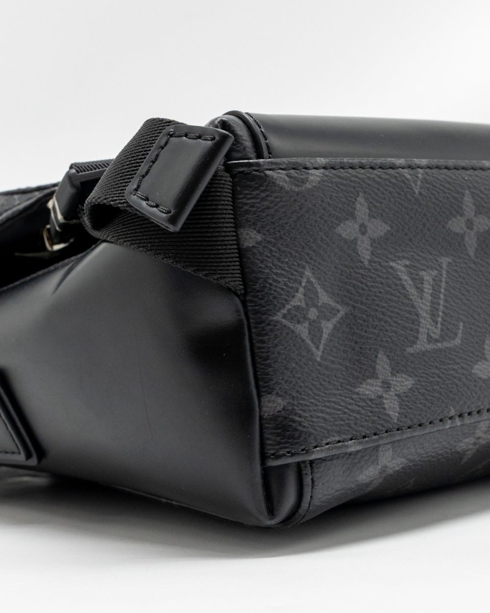 AAA Replica Louis Vuitton LV MESSENGER VOYAGER PM MONOGRAM CANVAS BLACK SHW