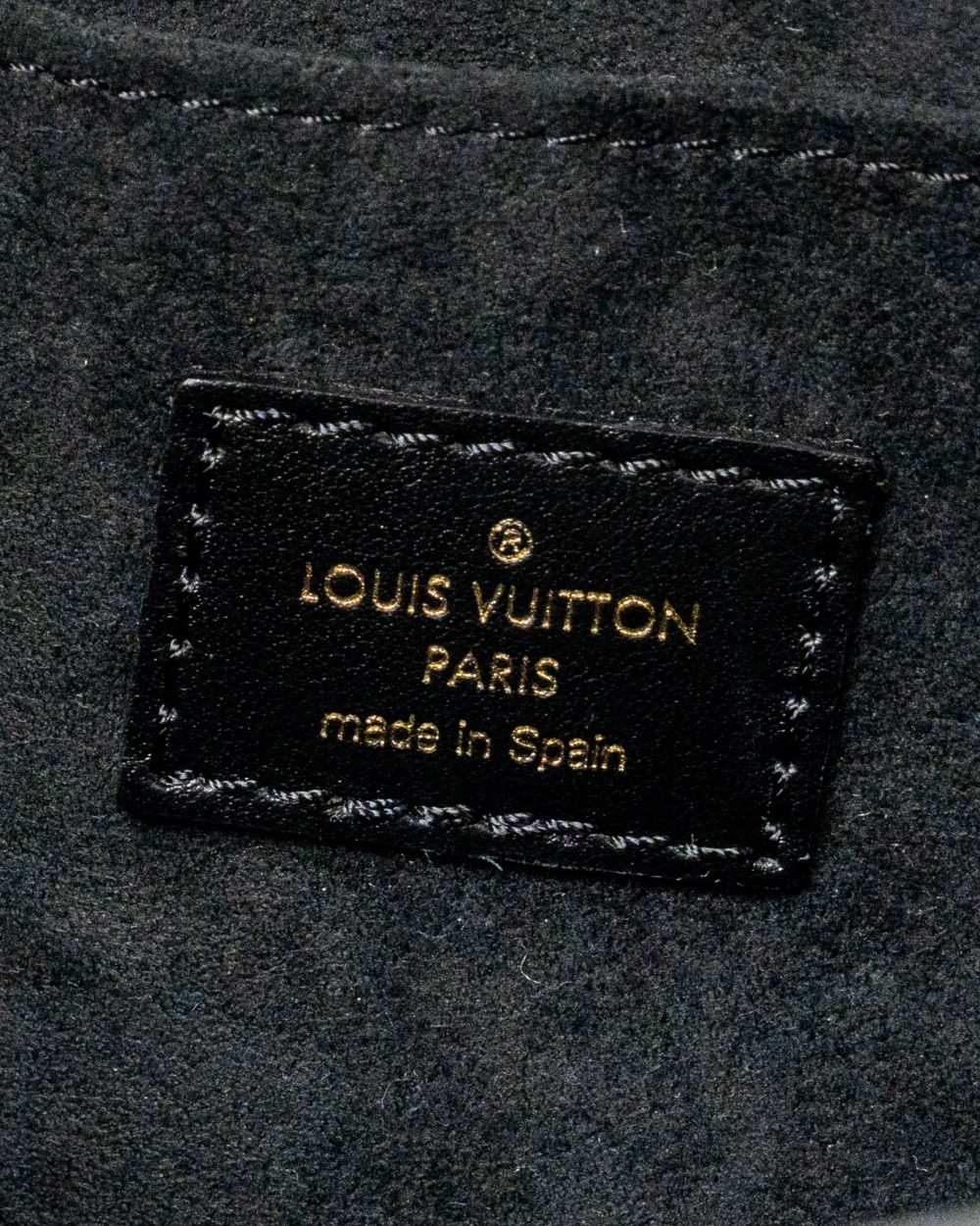 AAA Replica Louis Vuitton LV DAUPHINE MM EPI BLACK GHW