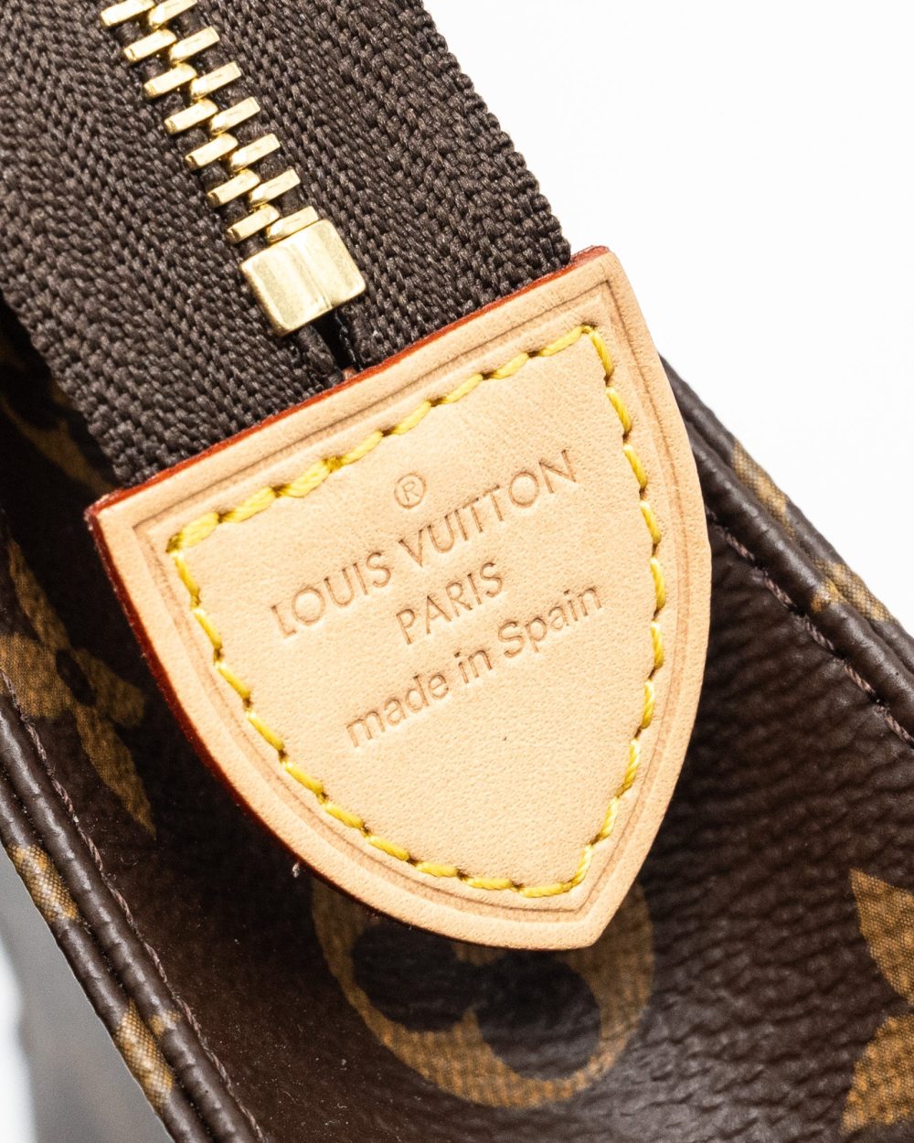AAA Replica Louis Vuitton LV TOILETRY POCHETTE 26 MONOGRAM CANVAS GHW