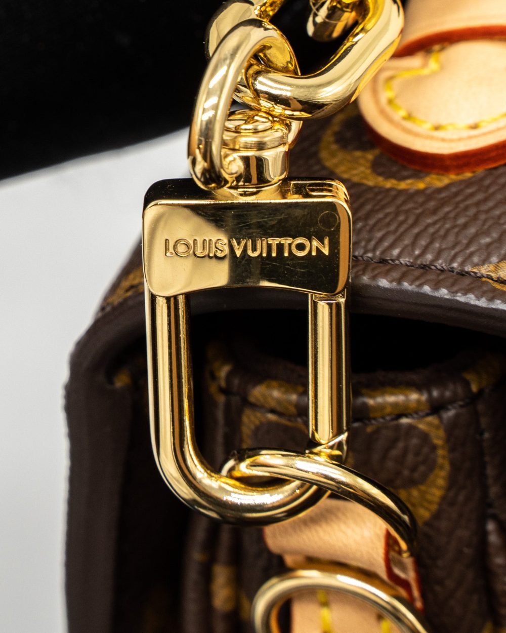 AAA Replica Louis Vuitton LV POCHETTE MÉTIS EAST WEST MONOGRAM CANVAS GHW (NEW VERSION)