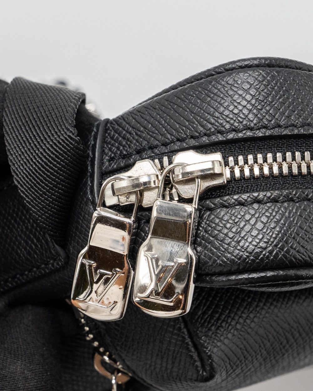 AAA Replica Louis Vuitton LV MESSENGER BAG MONOGRAM ECLIPSE SHW