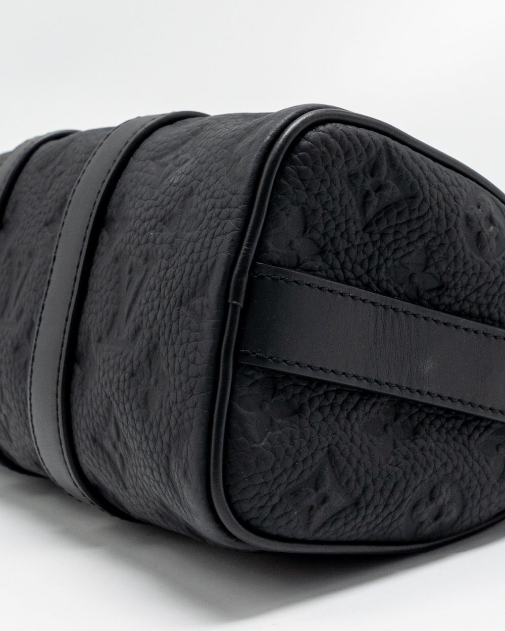 AAA Replica Louis Vuitton LV KEEPALL BANDOULIERE 25 MONOGRAM TAURILLON LEATHER BLACK WITH BLACK HARDWARE