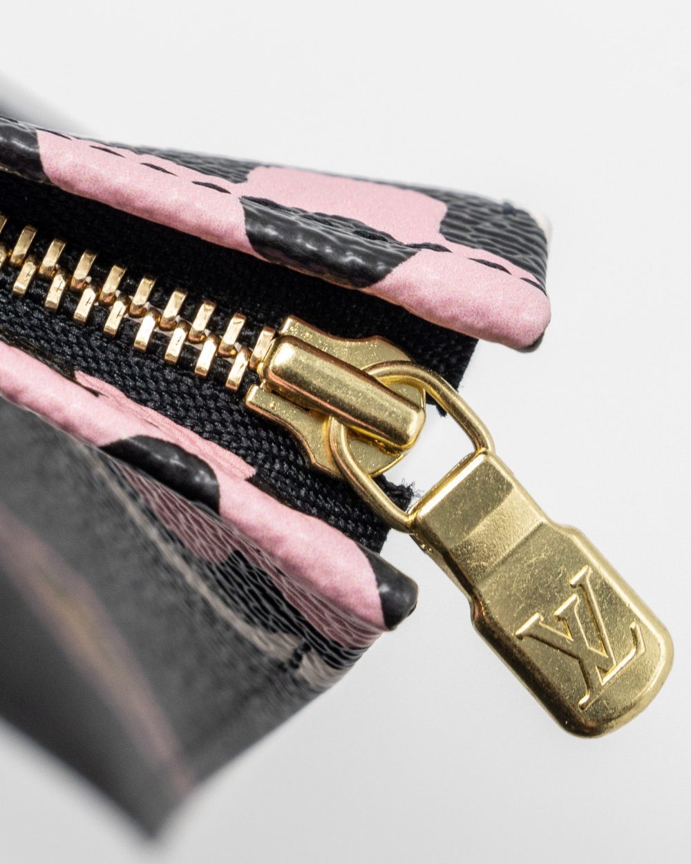 AAA Replica Louis Vuitton LV WILD AT HEART TOILETRY POCHETTE CANVAS BLACK / WHITE/ PINK GHW