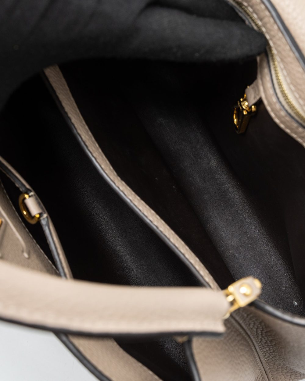 AAA Replica Louis Vuitton LV CAPUCINES MM TAURILLON LIGHT GREY GHW