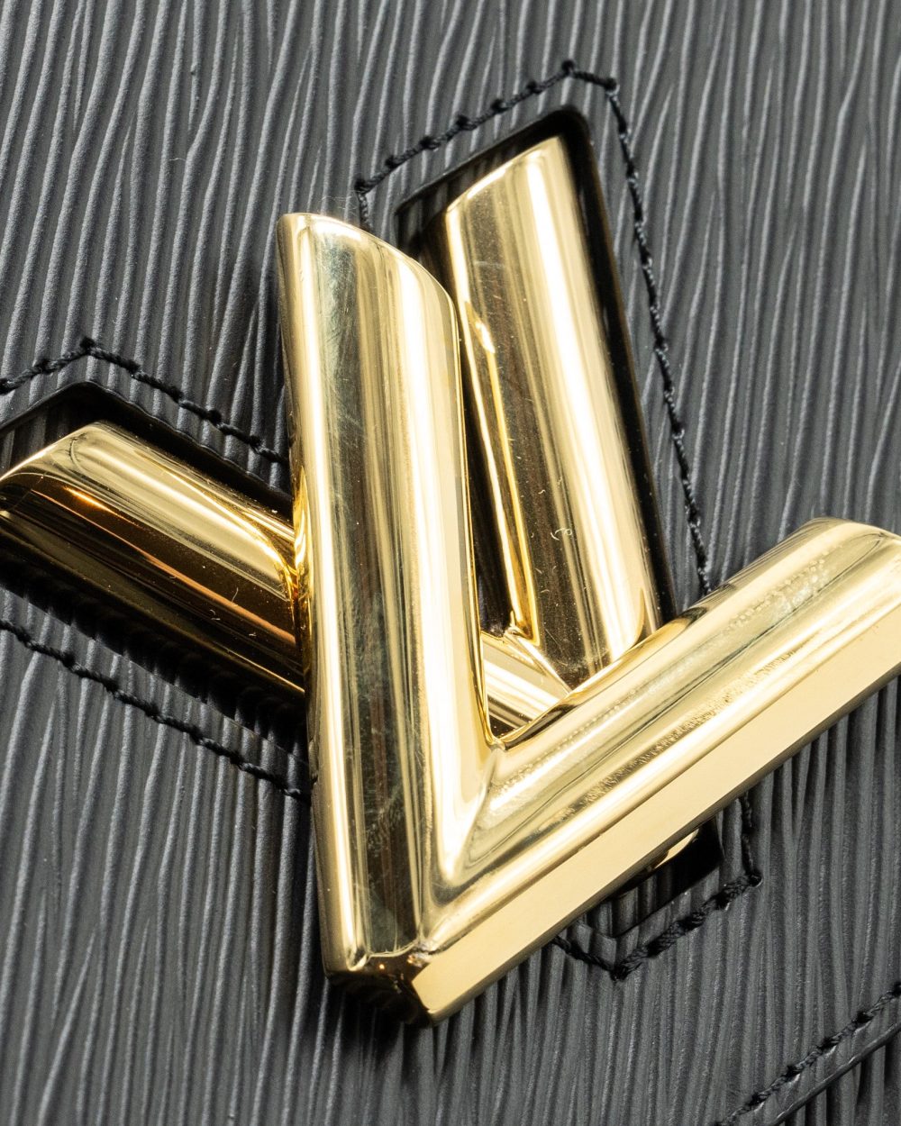 AAA Replica Louis Vuitton LV TWIST MM EPI BLACK GHW
