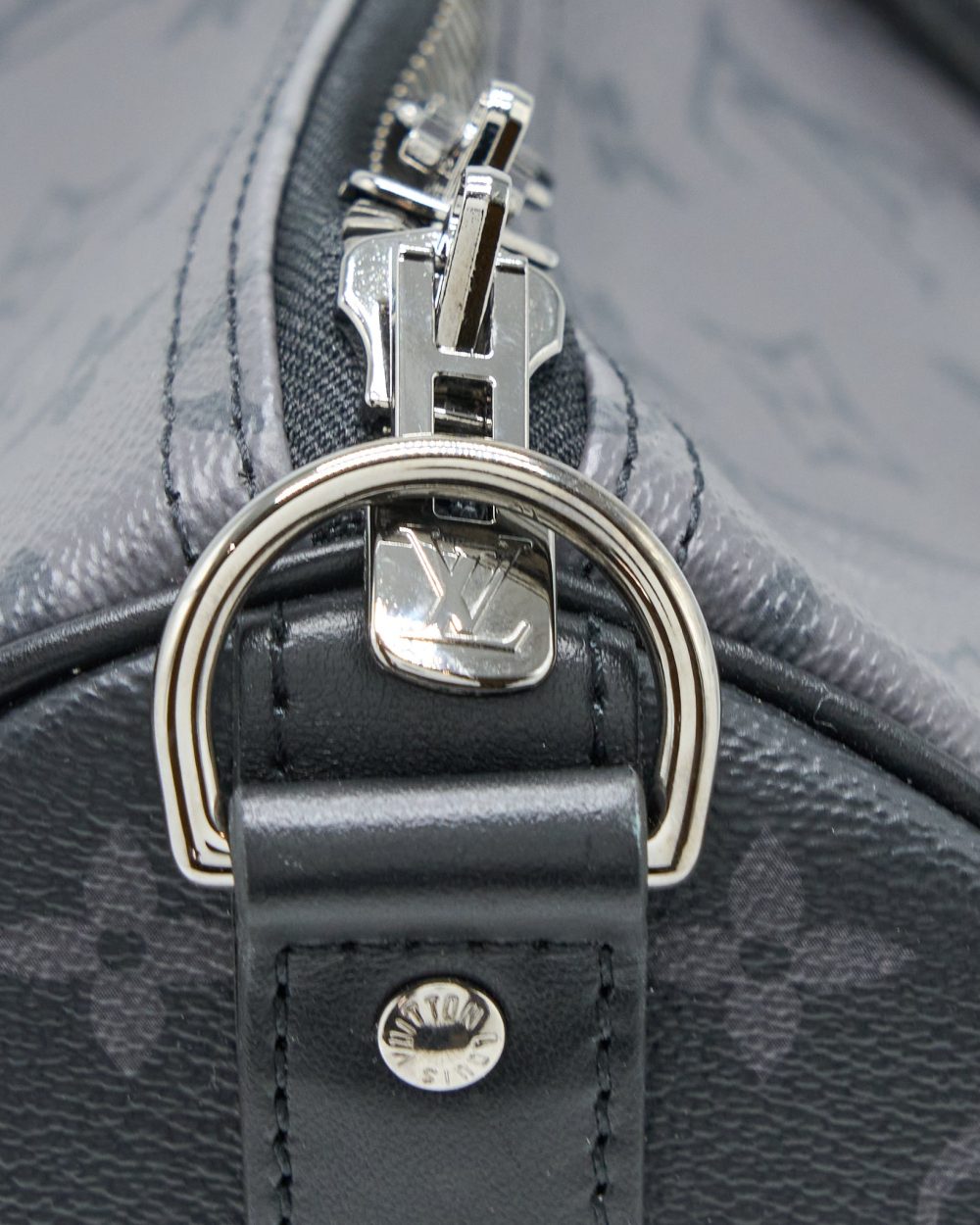 AAA Replica Louis Vuitton LV KEEPALL BANDOULIERE 50 MONOGRAM ECLIPSE CANVAS BLACK/GREY BLACK HARDWARE (NEW VERSION)