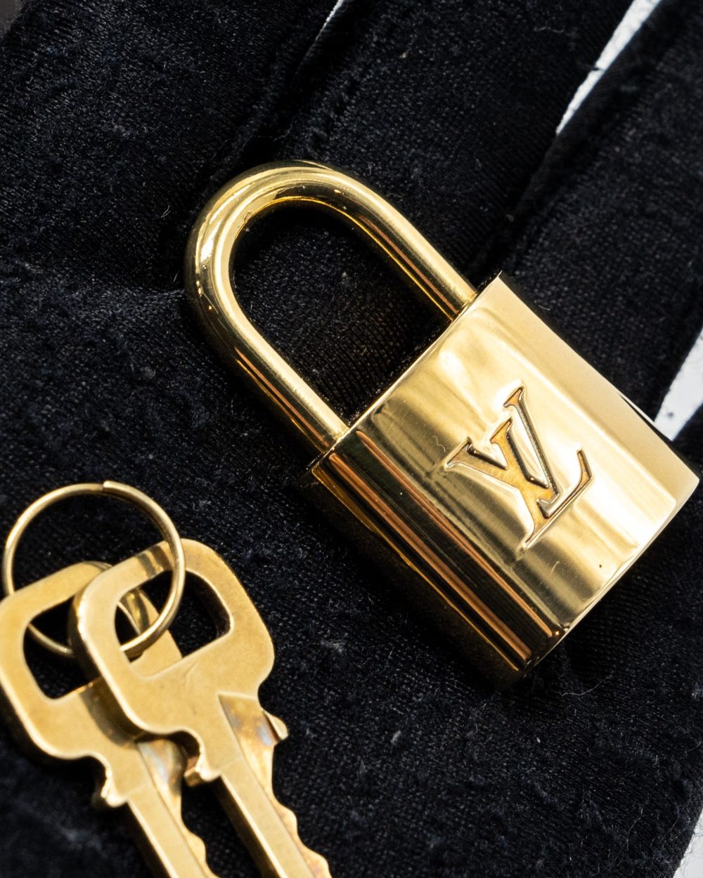 AAA Replica Louis Vuitton LV SPEEDY BANDOULIERE 30 MY LV WORLD TOUR MONOGRAM CANVAS GHW