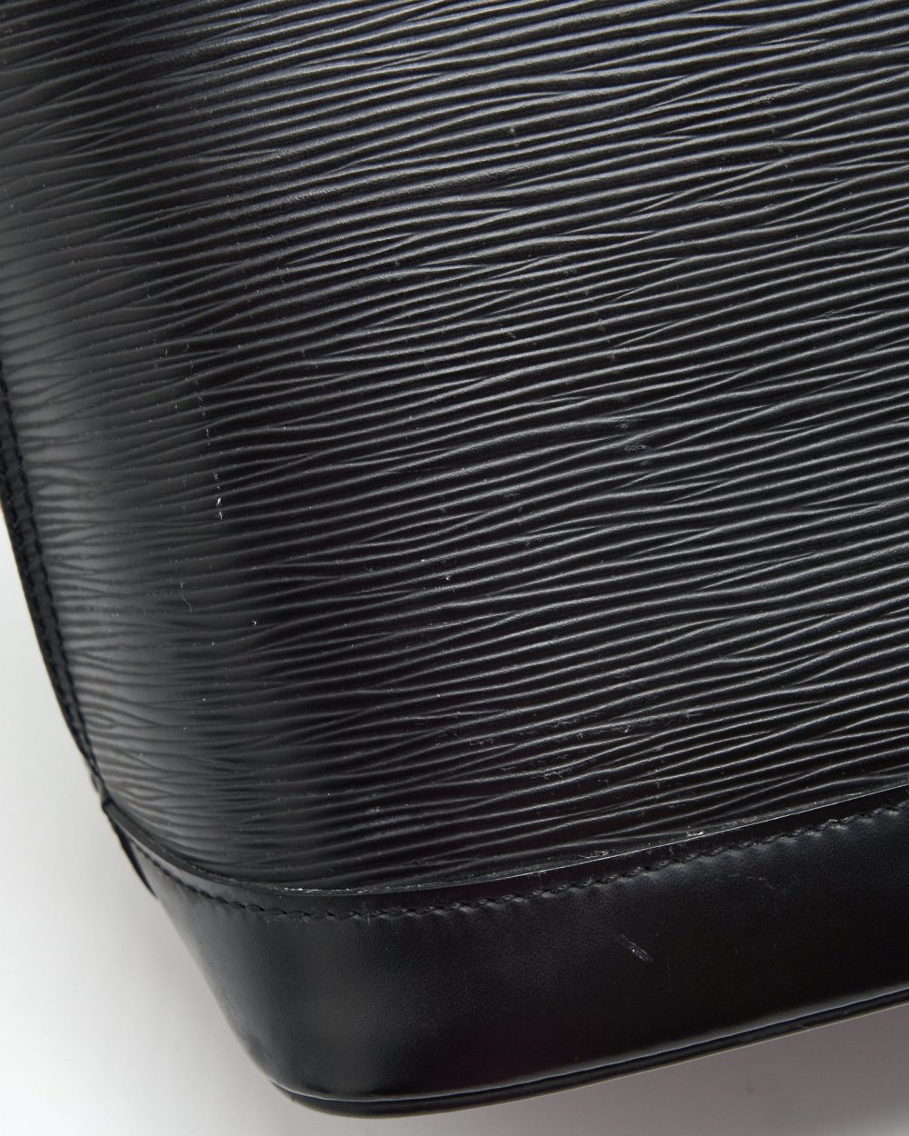 AAA Replica Louis Vuitton LV ALMA BAG EPI BLACK GHW