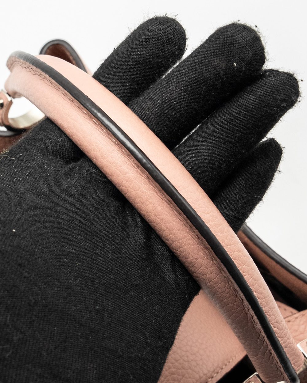 AAA Replica Louis Vuitton LV CAPUCINES MM TAURILLON PINK SHW