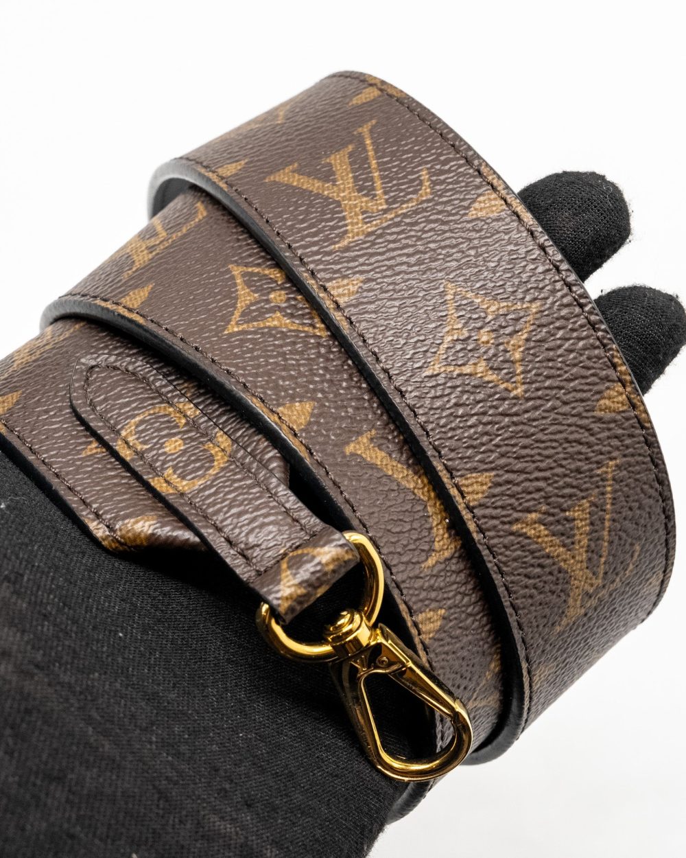 AAA Replica Louis Vuitton LV DAUPHINE CHAIN WALLET MONOGRAM REVERSE CANVAS GHW
