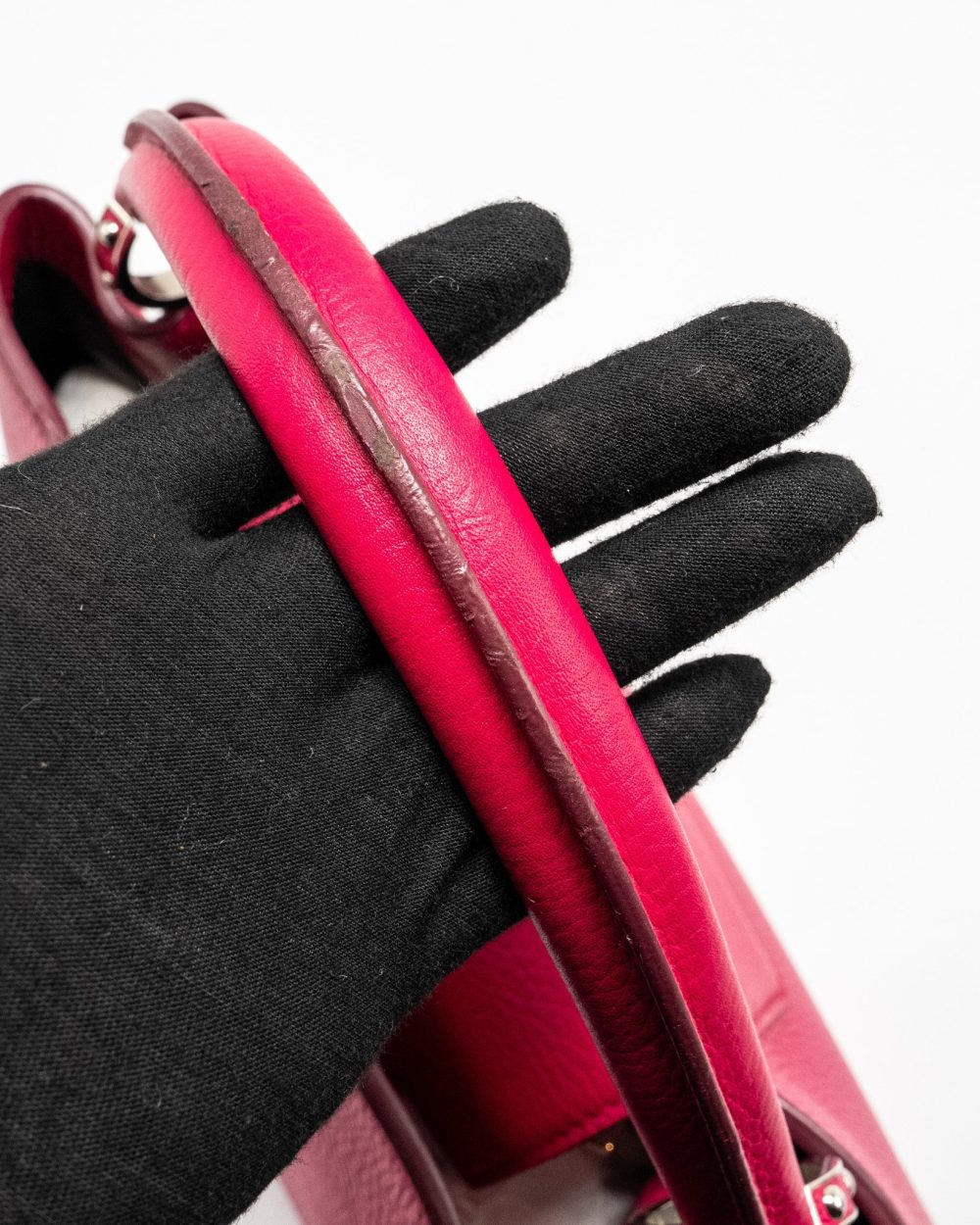AAA Replica Louis Vuitton LV CAPUCINES TAURILLON HOT PINK SHW